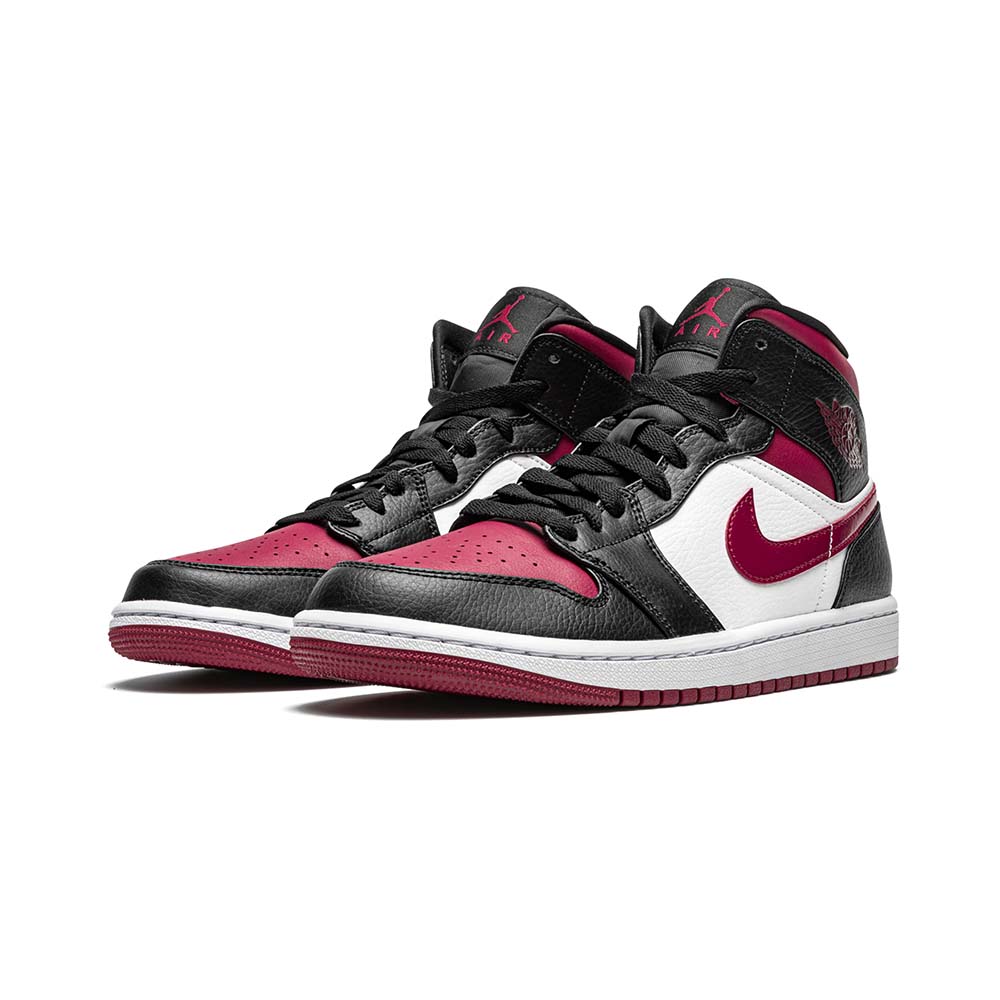 Nike_Air_Jordan_1_Mid_Bred_Toe_554724_066_01